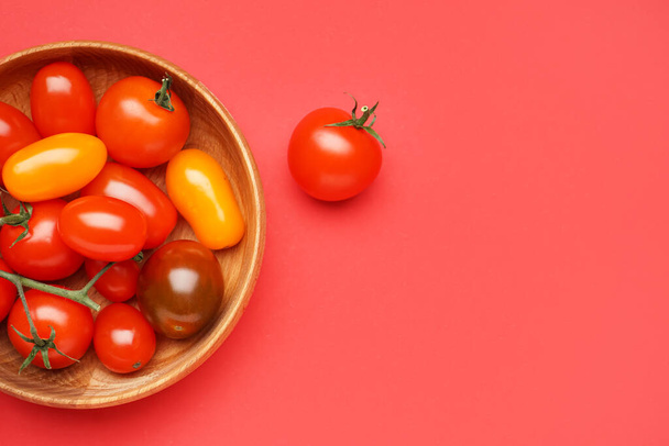 Μπολ με φρέσκες ντομάτες σε κόκκινο φόντο - Φωτογραφία, εικόνα