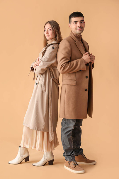 Muodikas nuori pari syksyllä vaatteita beige tausta - Valokuva, kuva