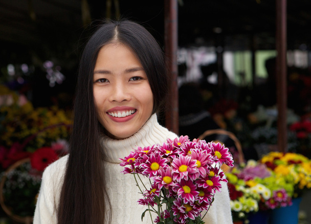 belle asiatique femme sourire avec des fleurs
 - Photo, image