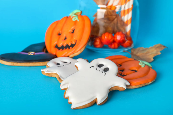 Gustosi biscotti di Halloween su sfondo blu, primo piano - Foto, immagini