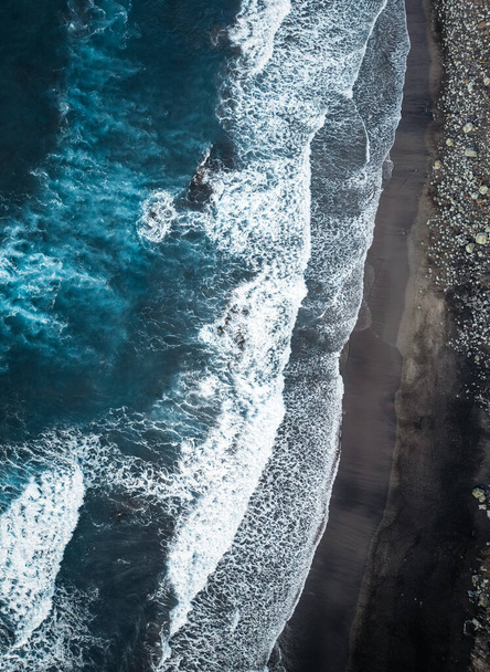 Luftaufnahme eines schönen vulkanischen schwarzen Sandstrandes mit Meereswellen. Strand von Benijo, Teneriffa - Foto, Bild