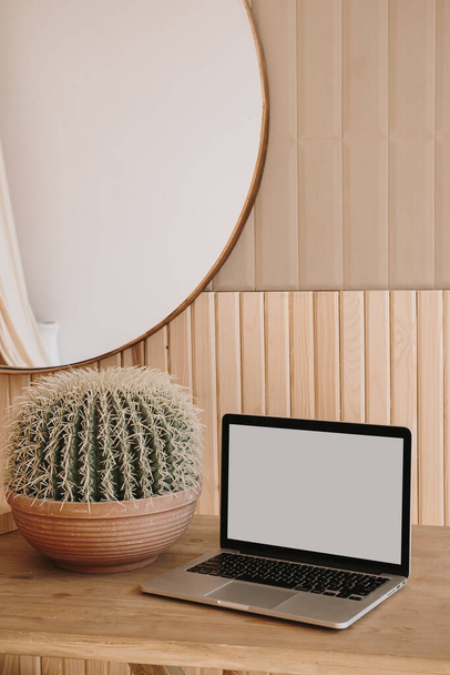Laptop komputer z pustym ekranem miejsca kopiowania. Minimalistyczna przestrzeń robocza biura domowego z domową fabryką kaktusa. Praca w domu - Zdjęcie, obraz