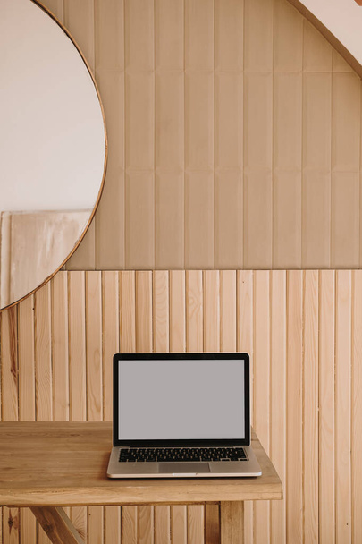 空白のコピースペース画面を持つノートパソコン。ミニマリストのホームオフィスデスクワークスペース。自宅で働く - 写真・画像