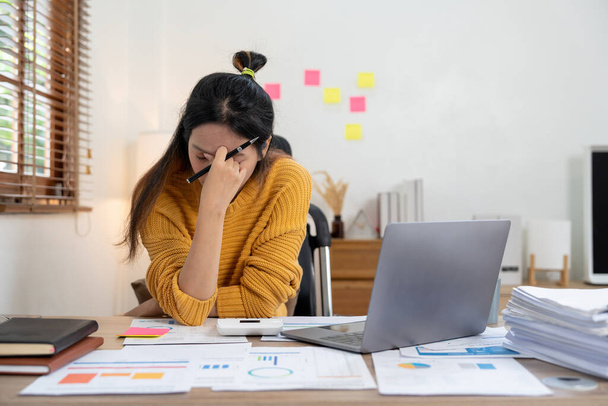 Entediado contador workaholic wmployee com dor de cabeça. mulher trabalhadora estressada na mesa de negócios em casa - Foto, Imagem