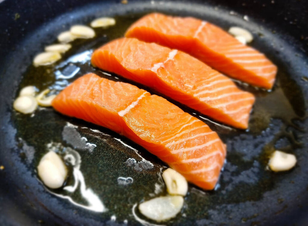 филе лосося стейк с креветками - Фото, изображение