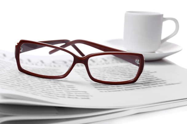 Szemüveg és újságok, közeli - Fotó, kép
