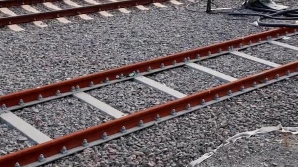 Rusty σιδηροδρομικό τέλος σε αστικό σιδηροδρομικό σταθμό δείχνει το τέλος του δρόμου στο σιδηροδρομικό δίκτυο ως αδιέξοδο για τις αμαξοστοιχίες και τη μεταφορά ή εγκαταλειμμένη σιδηροδρομική σύνδεση με προσκρουστήρες ή μπλοκ ασφαλείας για να τερματίσει - Πλάνα, βίντεο