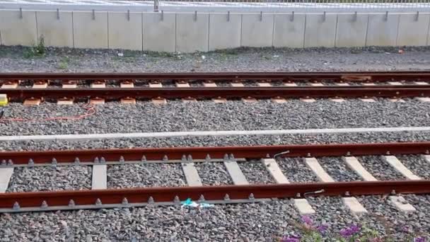 Rusty spoorweg einde in stedelijk treinstation toont einde van de weg in het spoorwegnet als doodlopende weg voor treinen en vervoer of verlaten spoorverbinding met bufferblokken of veiligheidsblokken te beëindigen - Video