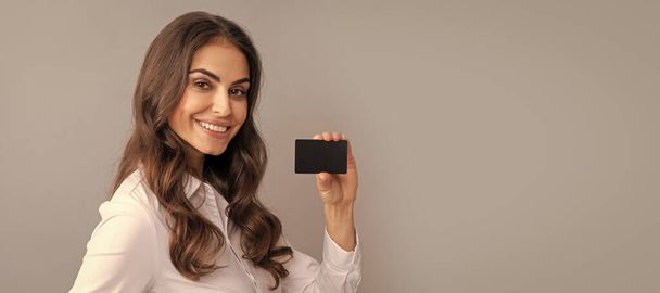 幸せなビジネス女性はコピースペース、識別のためのビジネス接触カードを示す。女性隔離された顔の肖像画、バナーヘッダーポスターとともにmokup copyspace - 写真・画像