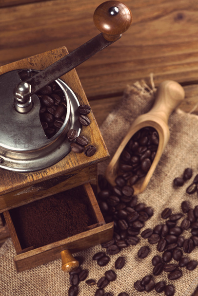 pohled shora nad starý mlýnek na kávu ruční na dřevěný stůl - Fotografie, Obrázek
