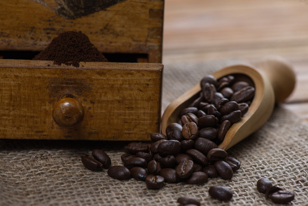 Антикварна ручна кавоварка з дерев'яною ложечкою
 - Фото, зображення