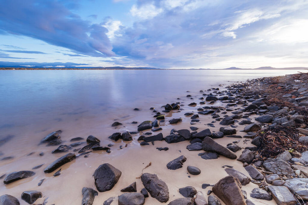 Una bellissima alba su Jubillee Beach a Swansea, Tasmania Australia - Foto, immagini