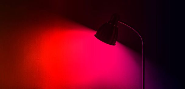 Sombra colorida de la lámpara de pie en la pared de hormigón. - Foto, Imagen