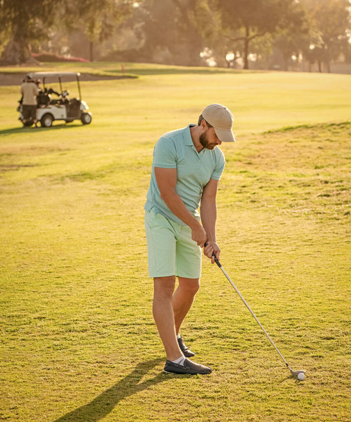 αρσενικό παίκτη γκολφ σε επαγγελματική πορεία με πράσινο γρασίδι ηλιόλουστο καιρό, σπορ. - Φωτογραφία, εικόνα