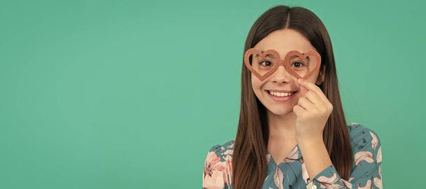 Šťastná dívka úsměv ve tvaru srdce rekvizity brýle na Valentines party. Vtipné teenager dítě na párty, plakát banner záhlaví s kopírovacím prostorem - Fotografie, Obrázek