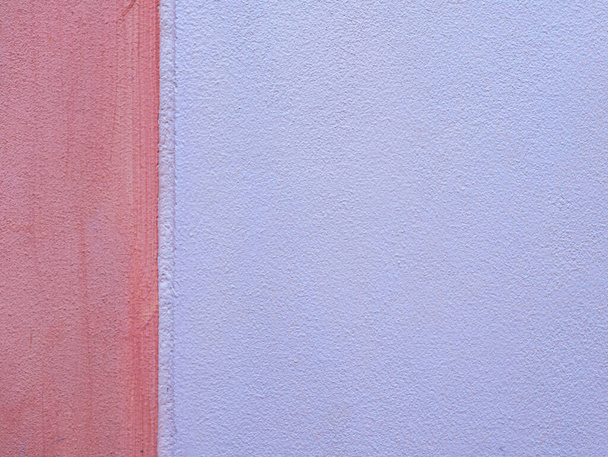 Superficie dura de la pared de cemento pintado en dos tonos pastel naranja. - Foto, imagen