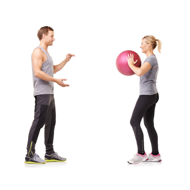 Fitness und Freundschaft. Ein Mann und eine Frau beim Training, indem sie sich einen Medizinball zuwerfen - Foto, Bild