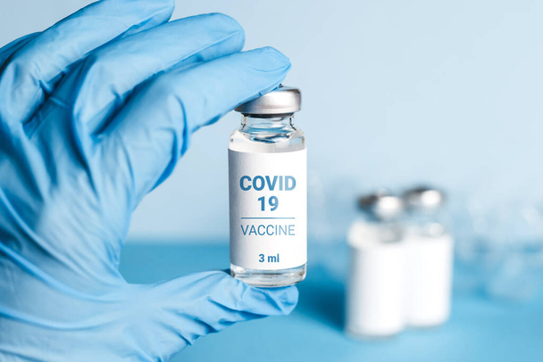 Coronavirus aşısı. Doktorun elinde Coronavirus aşısı olan bir tıbbi eldiven var. 2019 nCoV COVID virüsü için. Coronavirus 2019 konsepti. Yeni tür - Fotoğraf, Görsel
