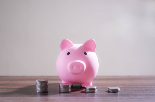 Save money and account banking for finance concept, Piggy bank with coin on blurred background, Save Monney for Investors Using Internet to Trade Stocks or Trade Fund - Foto, Bild