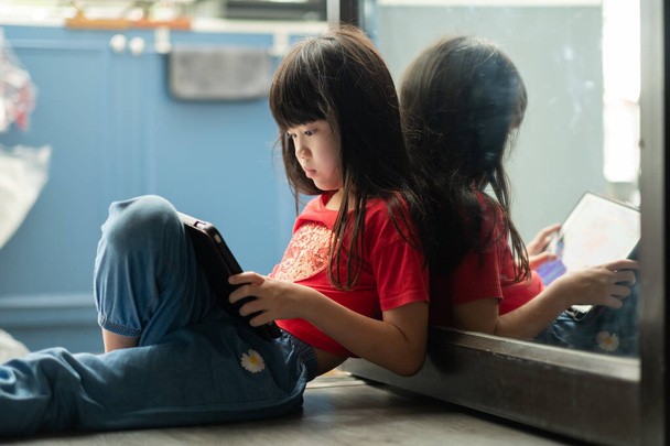 kid watching tablet, kind verslaafde cartoo - Foto, afbeelding