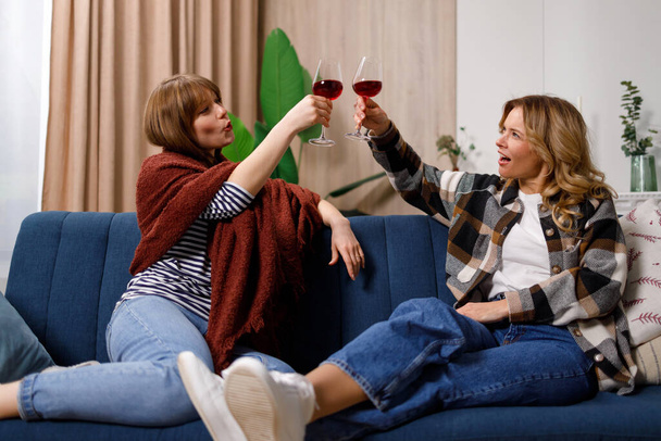 Matka i córka dobrze się bawią pijąc kieliszki wina - Zdjęcie, obraz
