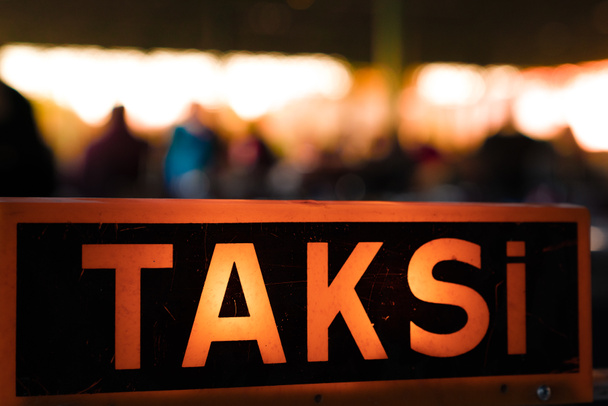 Taxi tábla egy taxi tetején éjjel, Isztambul, Törökország - Fotó, kép