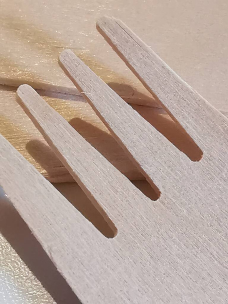 Primer plano de tenedor de madera desechable respetuoso con el medio ambiente con espacio de copia. Foto de alta calidad - Foto, imagen