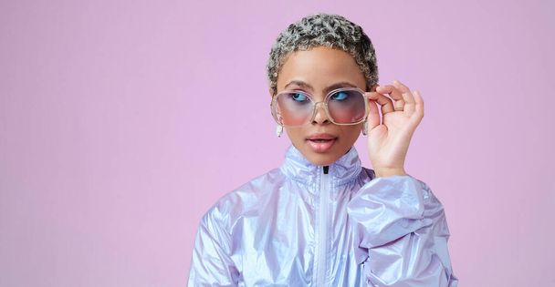 Moda, belleza y maqueta con una mujer negra en gafas sobre fondo rosa en estudio para publicidad y marketing. Estilo, vanguardista y de moda con una atractiva pose femenina con gafas de sol frescas. - Foto, imagen