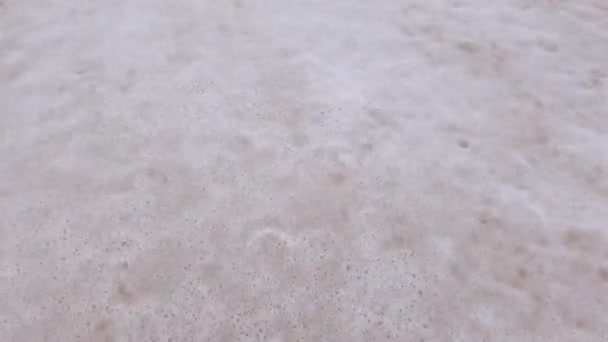 luchtfoto slow motion weergave van golven crashen 2022 tekst op het strand van boven. Gelukkig nieuwjaar luchtfoto van bewegende golf op wit zand glad strand in tropische zomer vakantie landschap. - Video