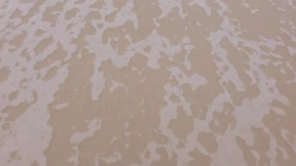 Luftaufnahme in Zeitlupe von Wellen, die von oben auf den Strand krachen. Frohes neues Jahr Luftbild von beweglichen Welle auf weißem Sand glatten Strand in tropischen Sommer Urlaubslandschaft. - Filmmaterial, Video