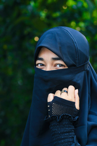 Close-up de rosto de mulher bonita coberta com hijab. Olhos brilhantes perfeitos de uma rapariga muçulmana. Jovem niqab menina retrato com o fundo. - Foto, Imagem