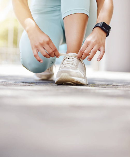 Cipők, láb és nő fut az úton a kardio edzés, fitness és a test wellness Amszterdam városában. Atléta futó készen áll a testmozgás, edzés és sport maraton az utcán. - Fotó, kép