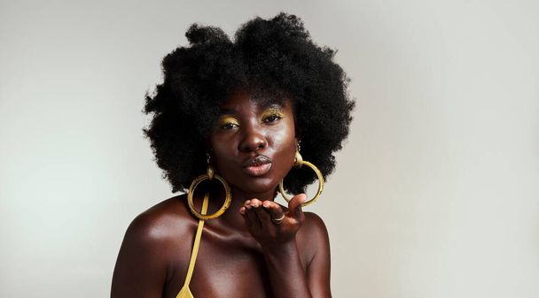 Mujer negra modelo golpe beso para la belleza, el maquillaje y el empoderamiento africano en el cuidado de la piel y el cabello afro. Retrato en la cabeza de la joven creativa Nigeria chica o persona negra feliz en el fondo del estudio. - Foto, imagen
