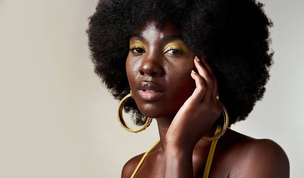 Mode, maquillage du visage et femme noire créative avec un pouvoir de designer sur fond de studio maquillé. Portrait d'un modèle africain avec l'art cosmétique pour l'autonomisation et la beauté avec l'espace simulé. - Photo, image