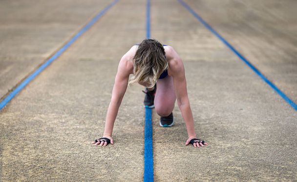 Femme forte en position de départ pour un sprint à l'extérieur, Belgique - Photo, image