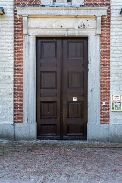 Doel, East - Flandres - Bélgica - 06 01 2021 Porta tradicional texturizada e abandonada - Foto, Imagem