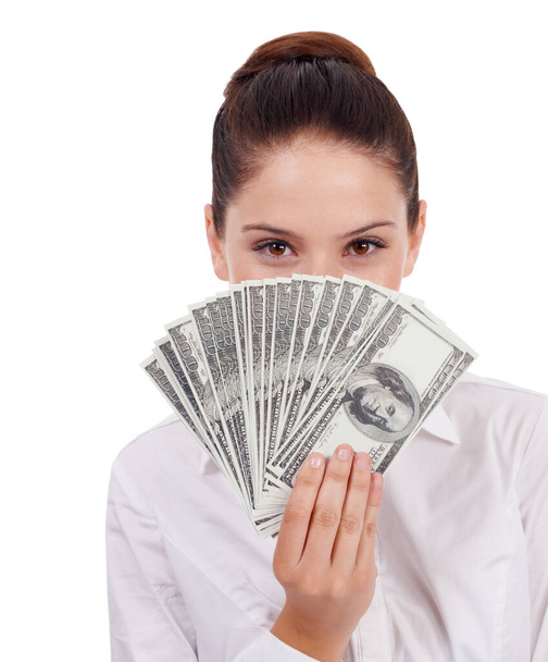 He invertido bien. Retrato del estudio de una mujer joven sosteniendo billetes de dólar desplegados frente a su cara aislada en blanco - Foto, imagen