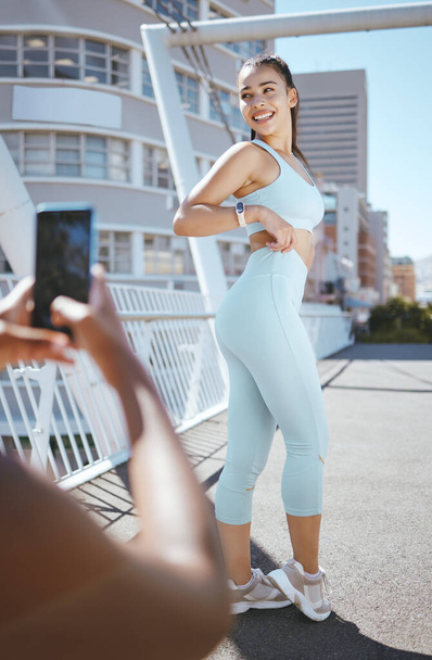 Fitness-Frau, schlanker Körper und Bild für einen Social-Media-Post mit fittem Influencer draußen für Sport, Training und Laufen auf einer Stadtbrücke. Glückliche Latino-Hündin zufrieden mit Gewichtsverlust-Workout. - Foto, Bild