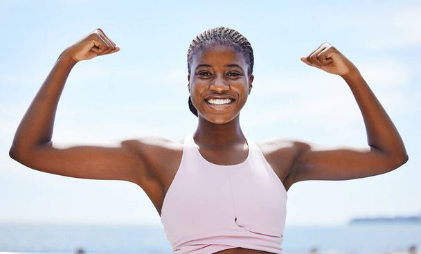 Forte donna nera che flette braccia, muscoli e forza del corpo, fitness e benessere in Giamaica urbana all'aperto. Ritratto orgoglioso atleta donna energia, esercizio fisico e felicità di stile di vita sano culturista. - Foto, immagini