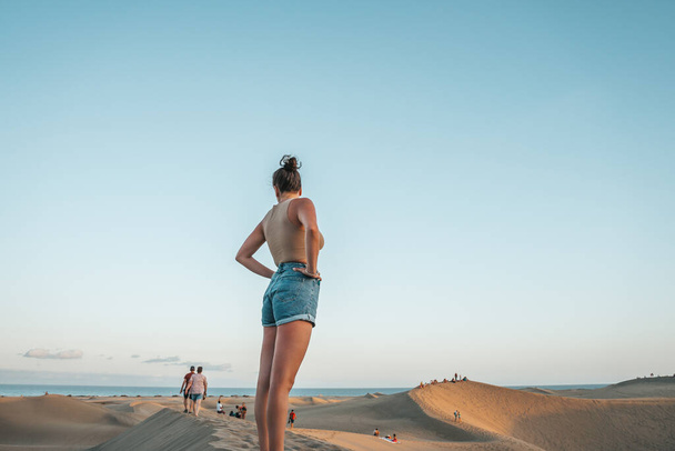 Turismo contemplando a la gente en el desierto de Maspalomas en Gran Canaria, Islas Canarias, España - Foto, Imagen