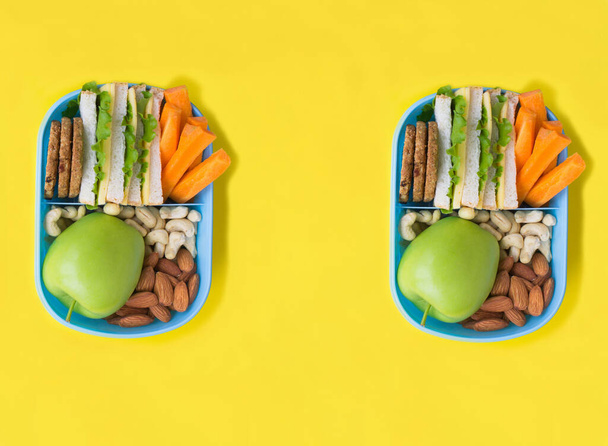 Draufsicht auf Lunchbox mit Apfel auf gelbem Hintergrund. Kopierraum. - Foto, Bild