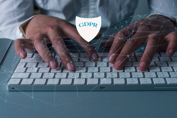 Eller kalkanlı bilgisayar klavyesinde, internet güvenliği kavramı .g d p veya genel veri koruma düzenlemesi . - Fotoğraf, Görsel