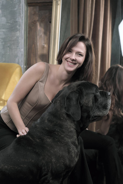 Menina bonito delgado jovem com um cão da raça italiana Cane Corso retrato no estúdio - Foto, Imagem
