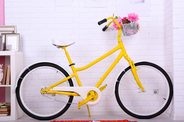 Yellow retro bicycle - Fotoğraf, Görsel