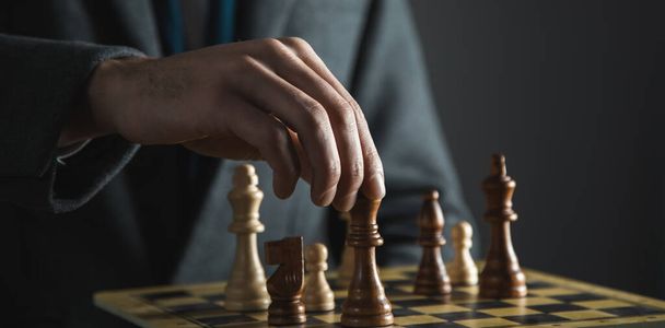 χέρια με αυτοπεποίθηση συναδέλφους επιχειρηματία που παίζουν σκάκι - Φωτογραφία, εικόνα