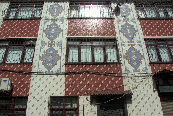 Туреччина, Стамбул, 35 Сішане Cd., стіна будинку з мозаїчною плиткою. - Фото, зображення