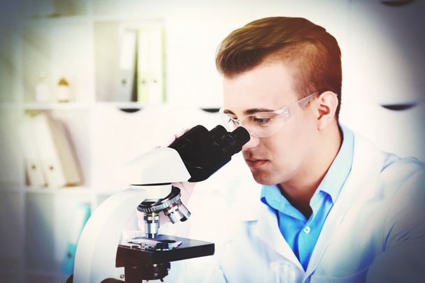 Joven investigador masculino que realiza investigación científica en laboratorio
 - Foto, Imagen