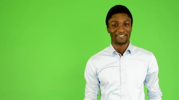 Fiatal csinos fekete férfi mosolyog - zöld képernyő - stúdió - Felvétel, videó