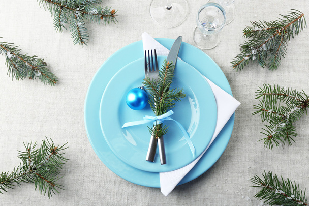 Cadre élégant de table de Noël bleu et blanc sur fond de nappe grise
 - Photo, image