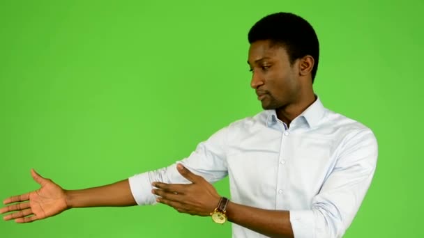 Młody przystojny czarny człowiek wprowadzenie - zielony ekran - studio - Materiał filmowy, wideo
